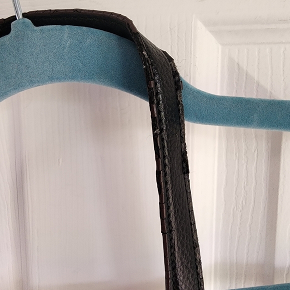 Naturalizer Black Crossbody Bag with Adjustable Strap and Classic Design - Picture 5 of 10